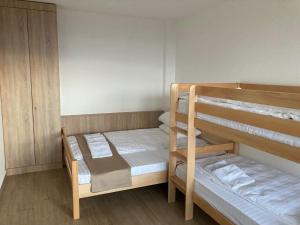 ヤホリナにあるVila TRNOVOの二段ベッドが2つある部屋