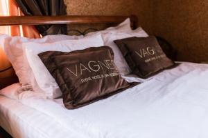 ヴィーンヌィツャにあるГРК Вагнесの- 茶色の枕2つ(ベッドの上に座る)