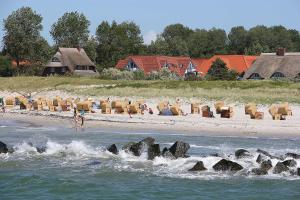 una playa con sillas y gente en la playa en Oewern Diek 23, en Wustrow