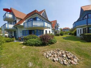 una casa grande con un patio con rocas en Oewern Diek 23, en Wustrow