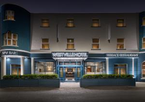 una rappresentazione dell'hotel di Westminster di notte di Westville Hotel a Enniskillen