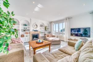 uma sala de estar com dois sofás e uma lareira em Ideal Property Mallorca - Casa Osborne em Port d'Alcudia