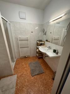 een badkamer met een wastafel en een spiegel bij Pension COLUMBIA inkl. Frühstück im Zentraum in Bad Gleichenberg