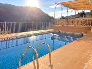 Swimmingpoolen hos eller tæt på LA ALBERQUILLA, un oasis con piscina en Quentar