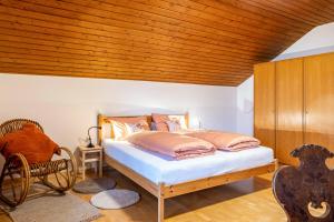Schlafzimmer mit einem Bett mit Holzdecke in der Unterkunft Villa Pinie Apt 1 in Terlan