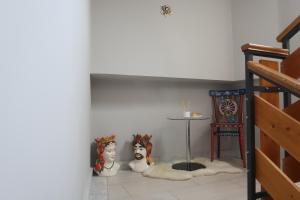 a room with two dogs and a table at casa vacanze mongibello in Nicolosi