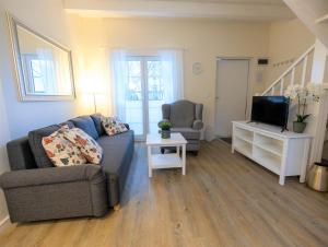 Una sala de estar con un sofá y un televisor. en Holiday Bay, en Władysławowo