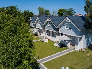 una vista aérea de una fila de casas en Holiday Bay, en Władysławowo