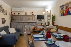una sala de estar con una mesa con comida. en Casa del Geco - La natura intorno a te en Camaiore