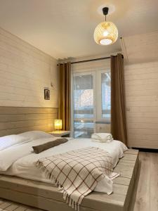 Un dormitorio con una cama grande y una ventana en Sandal en Shaian
