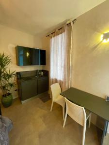 una cucina con tavolo e sedie in una stanza di Residence Giove a Castelfranco Veneto