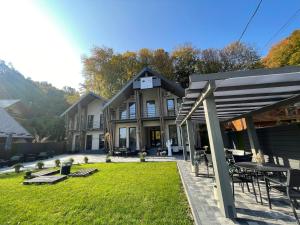 ein Haus mit einer Markise im Hof in der Unterkunft Sandal in Shayan