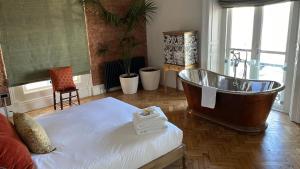 Ліжко або ліжка в номері The Palm