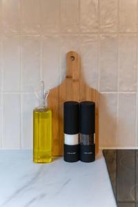 dos botellas de aceites esenciales sentadas sobre un mostrador en Chic Cotswold Tiny Home - Oddity House en Blockley