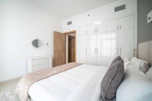 Postel nebo postele na pokoji v ubytování Continental Tower - Luton Vacation homes, Dubai Marina - 15AB07