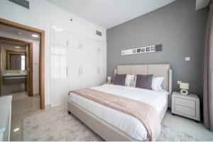 Postel nebo postele na pokoji v ubytování Continental Tower - Luton Vacation homes, Dubai Marina - 15AB07
