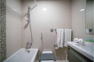 Koupelna v ubytování Continental Tower - Luton Vacation homes, Dubai Marina - 15AB07