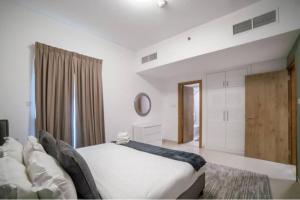 Postel nebo postele na pokoji v ubytování Continental Tower - Luton Vacation homes, Dubai Marina - 15AB07 + 14 fotografií