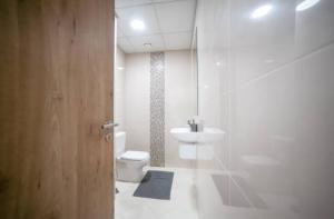 Koupelna v ubytování Continental Tower - Luton Vacation homes, Dubai Marina - 15AB07