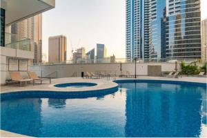 Bazén v ubytování Continental Tower - Luton Vacation homes, Dubai Marina - 15AB07 nebo v jeho okolí