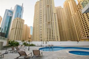 Bazén v ubytování Continental Tower - Luton Vacation homes, Dubai Marina - 15AB07 nebo v jeho okolí