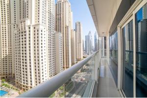 Nespecifikovaný výhled na destinaci Dubaj nebo výhled na město při pohledu z apartmánu