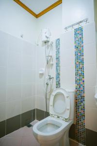 La salle de bains est pourvue d'une douche et de toilettes. dans l'établissement Jazmine's Place, à Coron