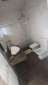 łazienka z toaletą, bidetem i umywalką w obiekcie Hermosa Casa Vistalba w mieście Lujan de Cuyo