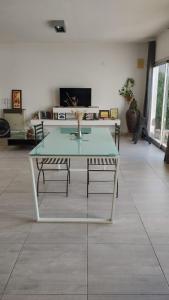 uma mesa num quarto com duas cadeiras e uma mesa em Hermosa Casa Vistalba em Ciudad Lujan de Cuyo
