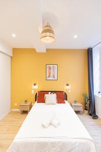 Posteľ alebo postele v izbe v ubytovaní Luz - Appartement hyper centre Saint-Etienne