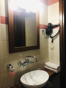 a bathroom with a sink and a mirror at Guesthouse Alkioni in Lithótopos