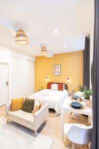 Posteľ alebo postele v izbe v ubytovaní Luz - Appartement hyper centre Saint-Etienne