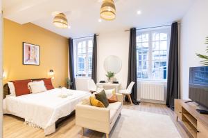 Posteľ alebo postele v izbe v ubytovaní Luz - Appartement hyper centre Saint-Etienne