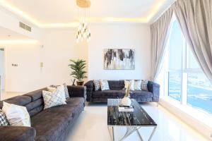 una sala de estar con un sofá y una mesa en HiGuests - Luxurious High-Rise Apartment With Stunning Views, en Dubái