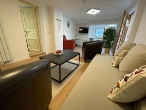ein Wohnzimmer mit einem Sofa und einem Tisch in der Unterkunft Schöne Ferienwohnung mit Jacuzzi in Hinterzarten in Hinterzarten