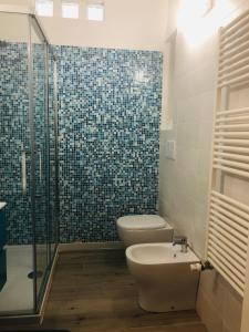 佛羅倫斯的住宿－Francarooms，一间带卫生间和玻璃淋浴间的浴室