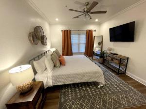 una camera con letto e ventilatore a soffitto di Tanglewood Condo a Hot Springs