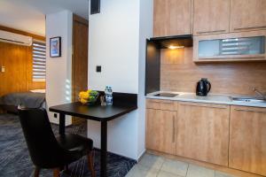 una pequeña cocina con mesa y fregadero en Warsaw Apartments - Apartamenty Sadyba, en Varsovia