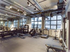 un gimnasio con muchas cintas de correr y máquinas en UNITY Hammarby Sjöstad, en Estocolmo