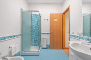 een badkamer met douche en glazen deur bij Villetta Cala Rossa in Terrasini +17 foto's