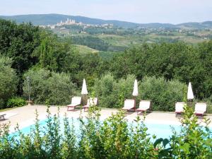 Der Swimmingpool an oder in der Nähe von Castello di Fulignano