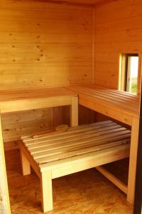 una sauna de madera con un banco en una cabaña en Nature Center Údolí volavek II en Bezdružice