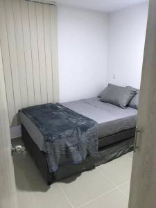 Una cama o camas en una habitación de ARRIENDO DOS HERMOSOS APARTAMENTOS PARA ESTRENAR