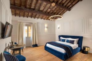 A bed or beds in a room at Garden Palace