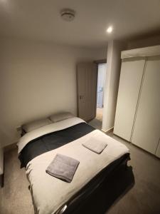 Lovely 1 bedroom apartment in London في لندن: غرفة نوم عليها سرير وفوط