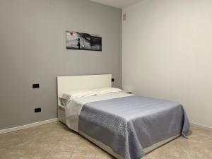 ein Schlafzimmer mit einem Bett in einem Zimmer in der Unterkunft Hotel Iacone in Chieti