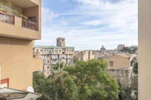 uma vista para a cidade a partir de uma varanda de um edifício em Casa Reale em Palermo