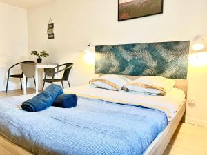 - une chambre avec un lit et une couverture bleue dans l'établissement Izicozy Studios - Immeuble Guillemot, à Châtellerault