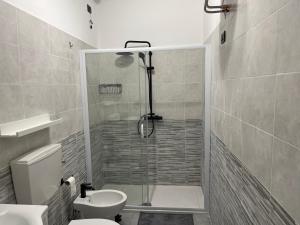uma casa de banho com um chuveiro, um WC e um lavatório. em Hotel Iacone em Chieti