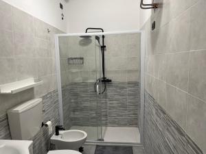 W łazience znajduje się prysznic, toaleta i umywalka. w obiekcie Hotel Iacone w mieście Chieti